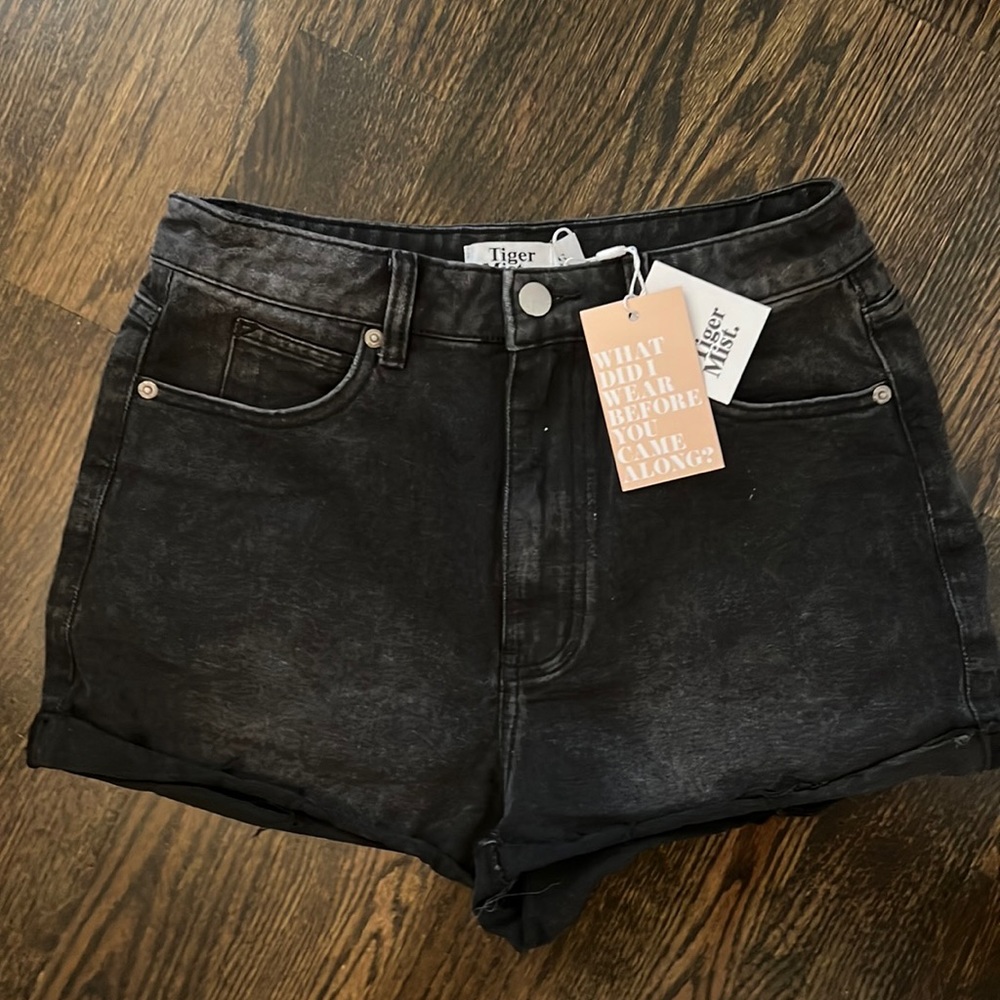 Black Tiger mist shorts size small NWT